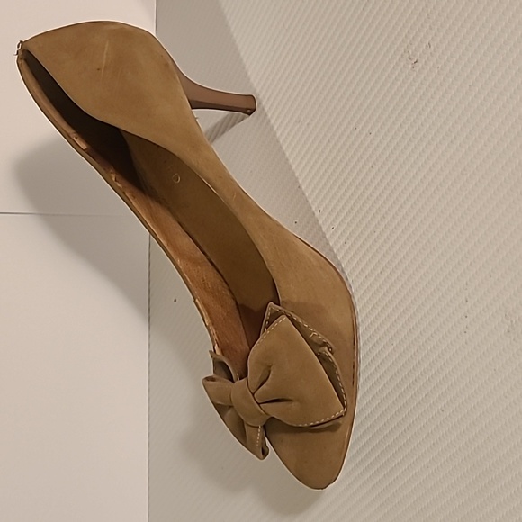 Restricted Used women's 2" tan suede heels with cute bow detail pointy toe - Picture 8 of 8